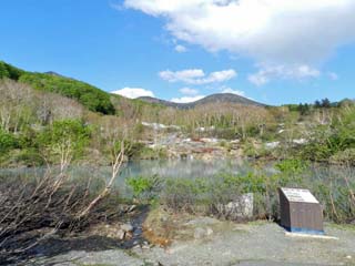 クリックすると更に近寄って撮る「地獄沼」が表示(600x450)されます