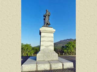 クリックすると2.75倍ズームで撮る「後藤房之助像」が表示(450x600)されます