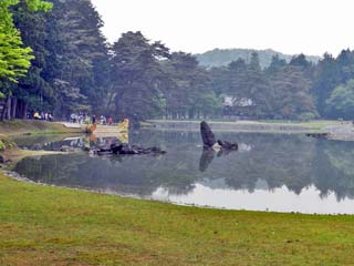 クリックすると「出島石組と池中立石」の案内板(600x450)が表示されます