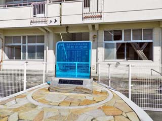 クリックすると「閉校記念碑」を切抜く画像(450x600)が表示されます