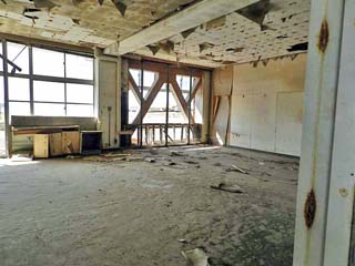 クリックすると「教室に押し寄せた瓦礫」が表示(600x400)されます