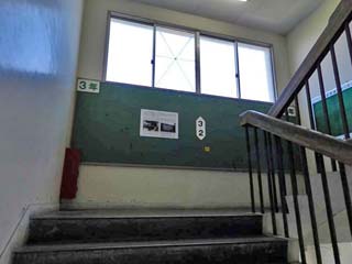 クリックすると「踊り場に残る風船跡」の案内板(800x600)が表示されます