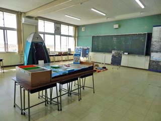 クリックすると教室での「避難状況」の案内板(500x650)が表示されます