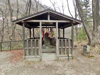 クリックすると「棒目木不動尊」の中の様子が表示(450x600)されます