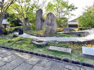 クリックすると「3枚の板石」を切抜く画像(600x450)が表示されます