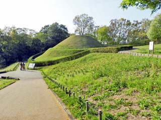クリックすると「高松塚古墳」の前に立つ案内板から「古墳の説明」を切抜く画像(900x650)が表示されます