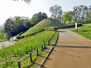クリックすると「高松塚古墳」の前に立つ案内板から「西壁女子群像」や「発掘前の高松塚古墳」が載る部分を切抜く画像(1,000x1,400)が表示されます
