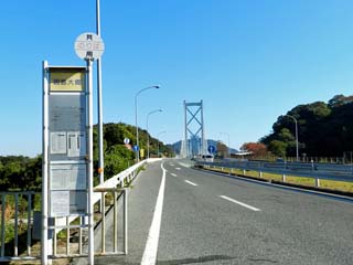 クリックすると、同じ場所から5.25倍ズームで撮る「因島大橋」が表示(450x600)されます