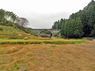 クリックすると同じ場所から1.75倍ズームで撮影した「通潤橋」が表示されます