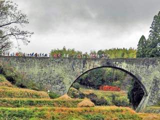 クリックすると橋の上を歩く小学生達の様子が拡大表示(600x450)されます