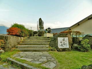 クリックすると「阿弥陀三尊」の案内板(800x600)が表示されます