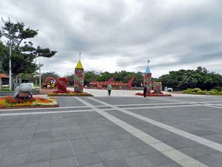 クリックすると「噴水広場」で見かけた「電気遊覧車」が表示(600x450)されます