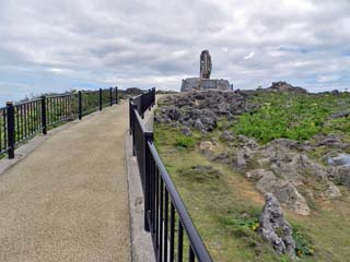 クリックすると近づいて撮る「祖国復帰闘争碑」が表示(600x450)されます